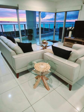 Skyview 2 bathroom Sub-Penthouse Harbour Views